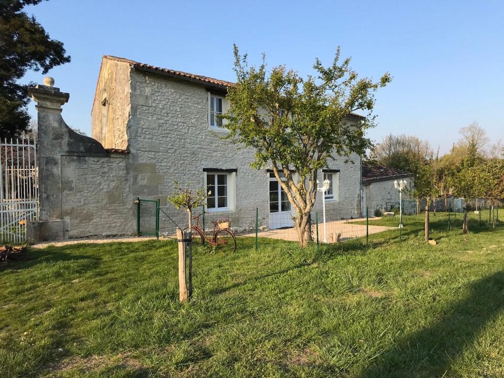 Le Logis Du Plessis Bed and Breakfast Chaniers Exteriör bild